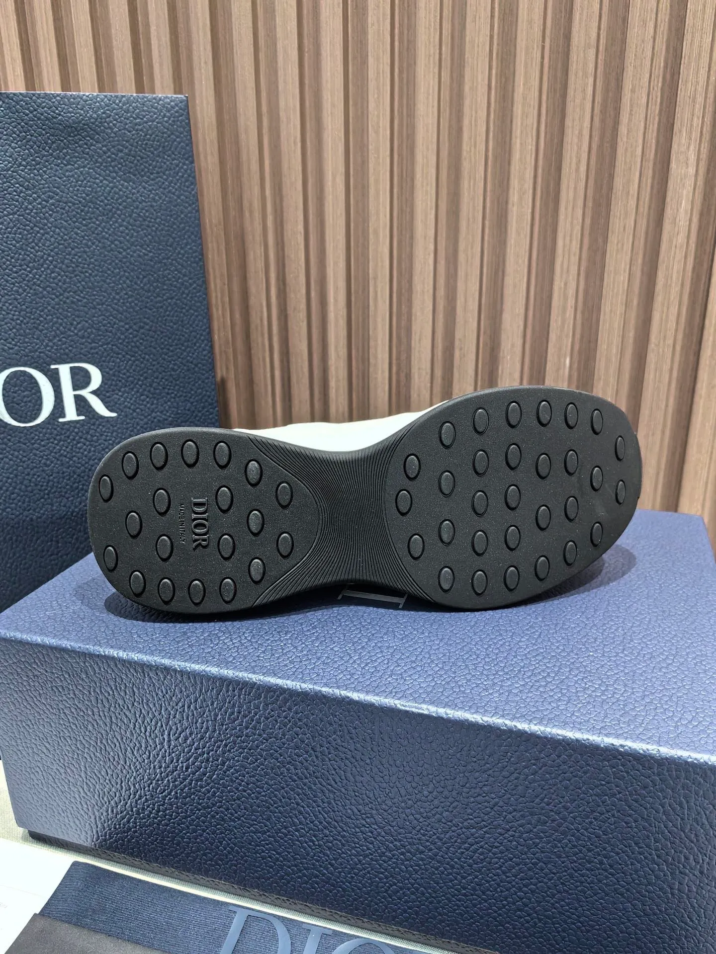 Factory price: 440💰 🔍Top purchasing agent🇮🇹 Dior's super-popular sports shoes, popular for street men, are synchronized with the new product counters. The uppers are made of Italian original imported cowhide and matched with D's customized fabrics. It is a must-have for fashionistas. The complex craftsmanship is perfectly reproduced. Imported soft cowhide foot pads, soles: original soles specially provided by the original factory, exclusive movable molded soles are super comfortable, original factory follow-up goods, 🔍🔍high quality, you can enter and exit the counter at will, welcome to compare, code number 38-45 (46 can be customized and cannot be returned or exchanged)